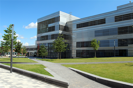 View from Münsterstrasse to building 3 of Campus Derendorf.